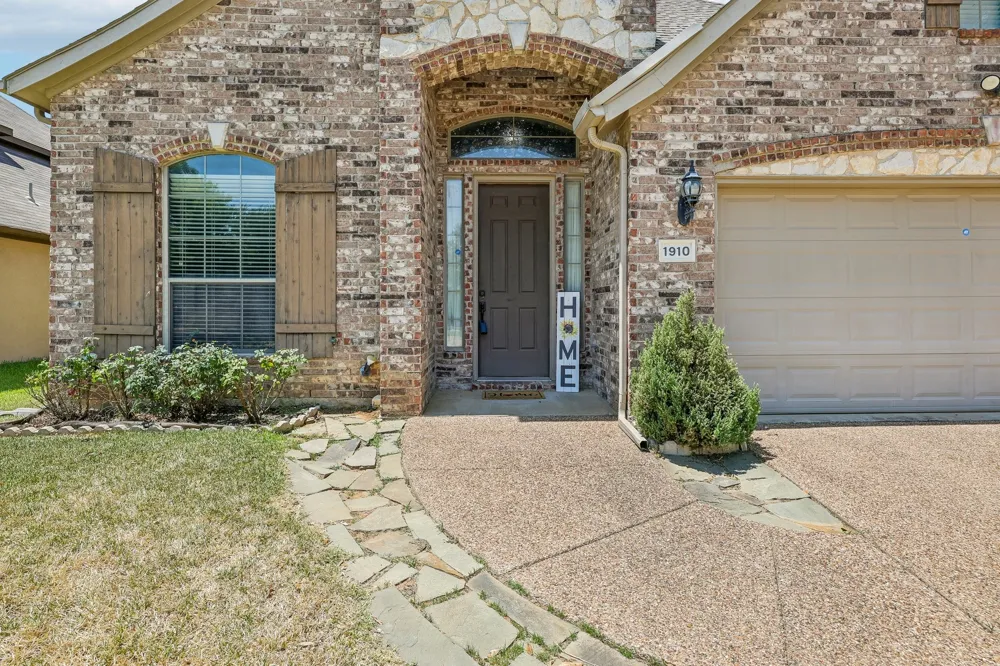 1910 Bentwood Court Grapevine, TX 76051