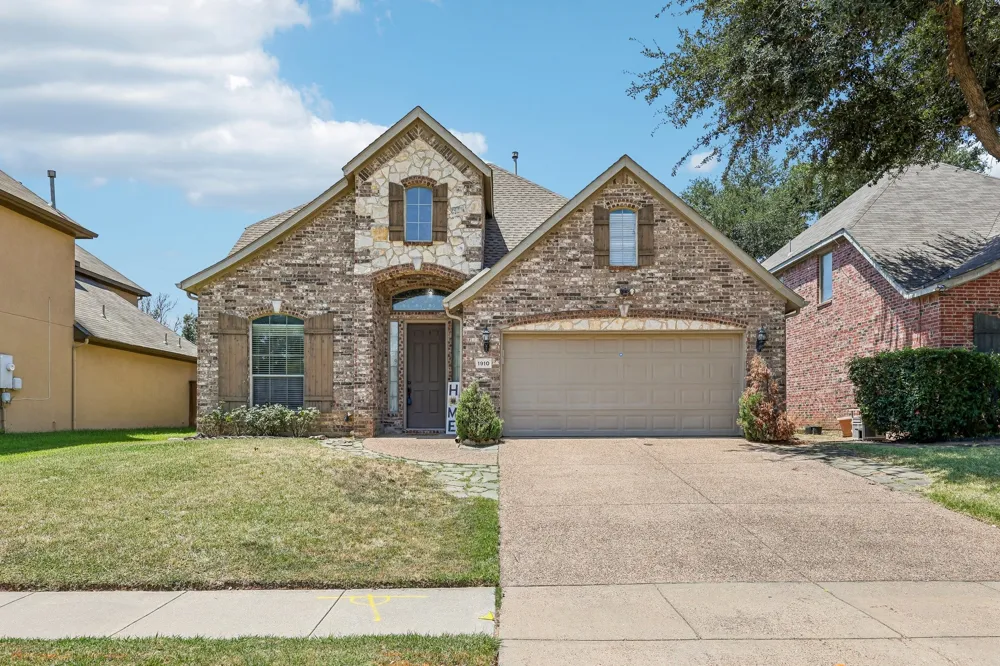 1910 Bentwood Court Grapevine, TX 76051