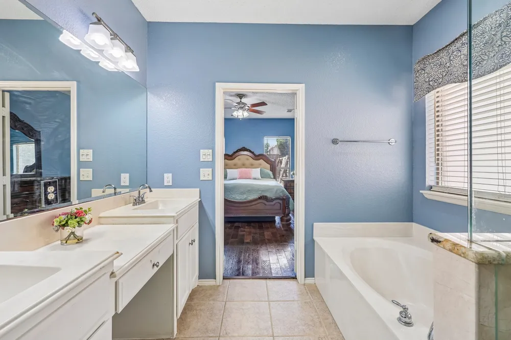 1910 Bentwood Court Grapevine, TX 76051