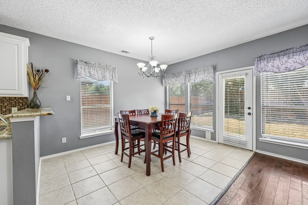 1910 Bentwood Court Grapevine, TX 76051