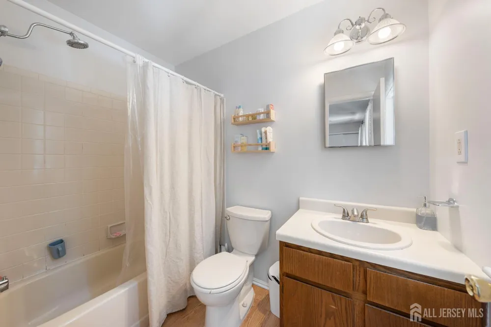35 E Byrnes Lane E Sayreville, NJ 08872