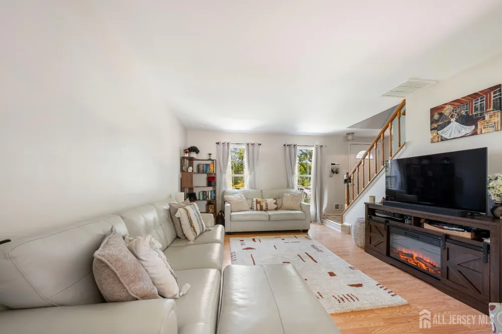 35 E Byrnes Lane E Sayreville, NJ 08872