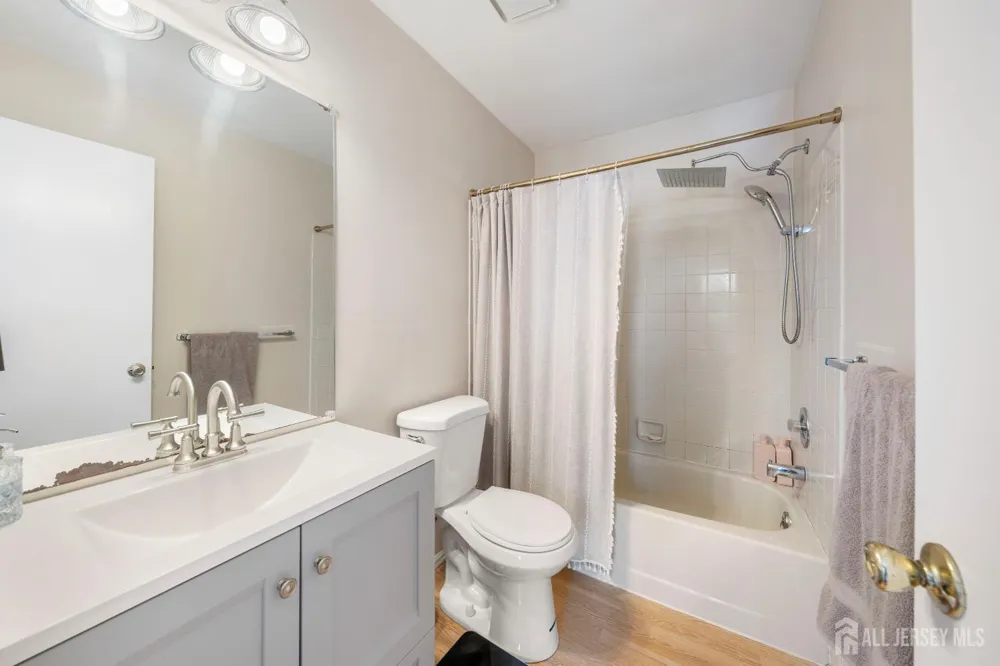 35 E Byrnes Lane E Sayreville, NJ 08872