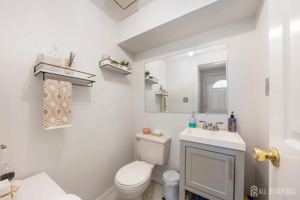 35 E Byrnes Lane E Sayreville, NJ 08872
