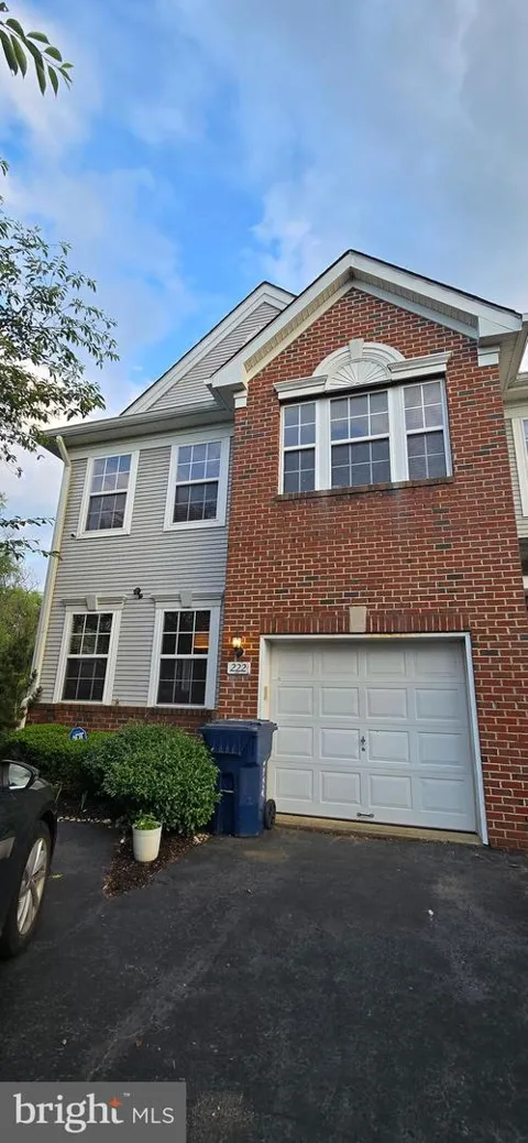 222 FOUNTAYNE LANE