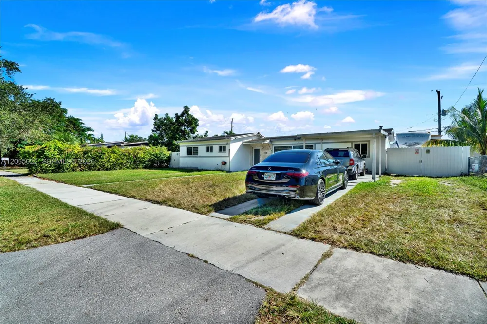 10100 Nicaragua Dr Cutler Bay, FL 33189