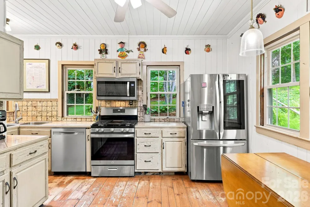 1925 Laurel Park Highway Hendersonville, NC 28739