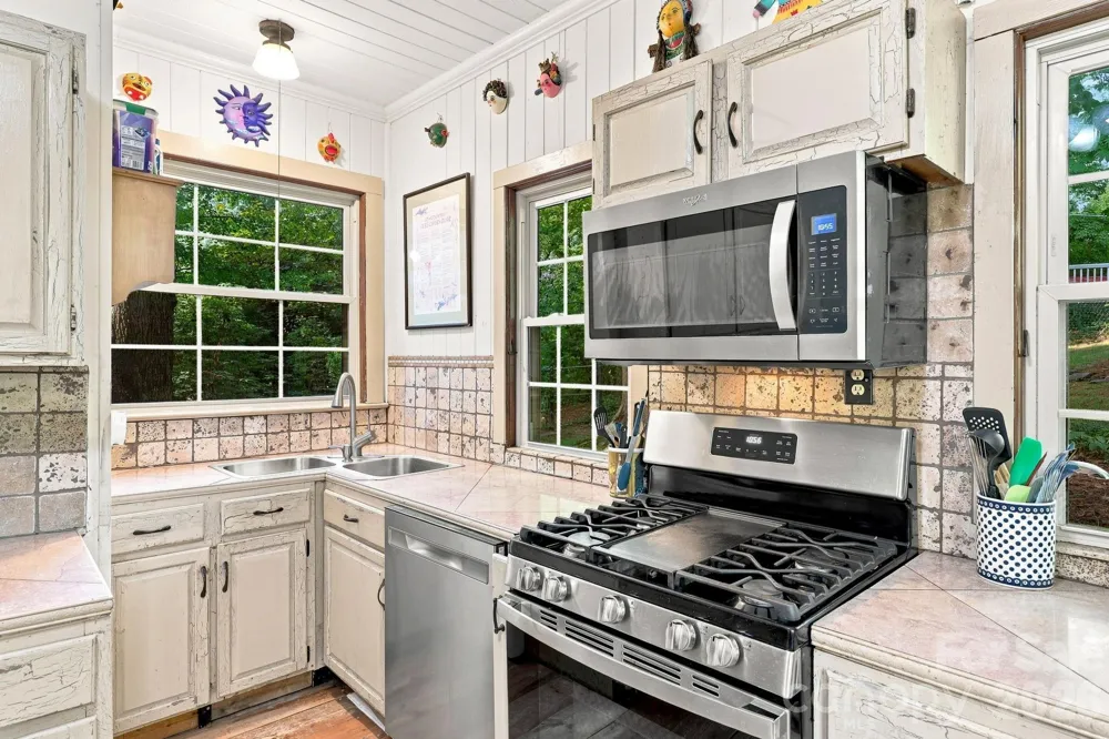 1925 Laurel Park Highway Hendersonville, NC 28739