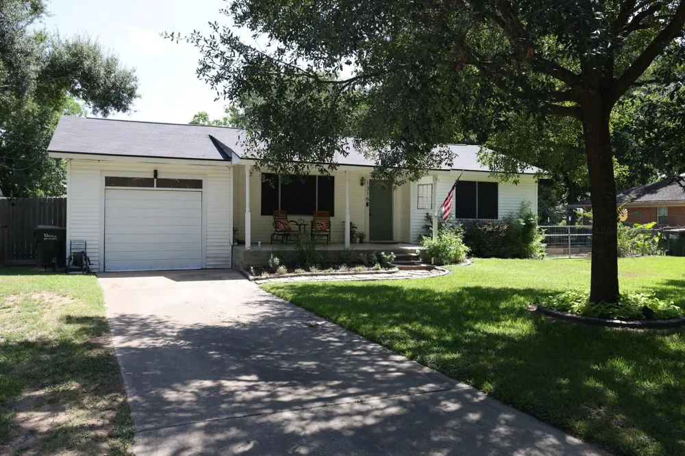 1316 Kathy Avenue Sealy, TX 77474