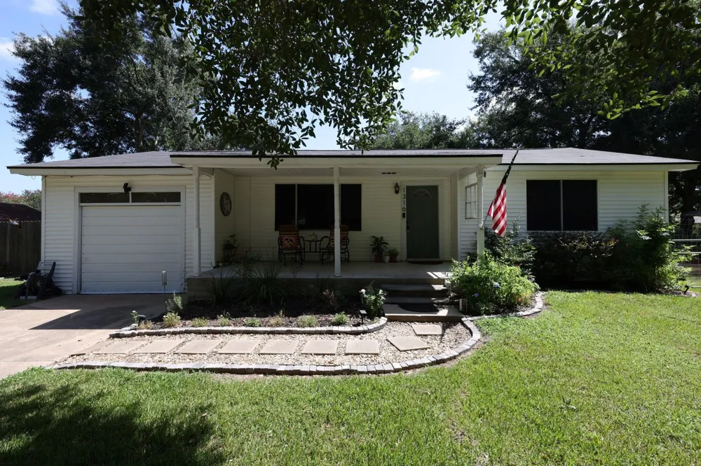 1316 Kathy Avenue Sealy, TX 77474