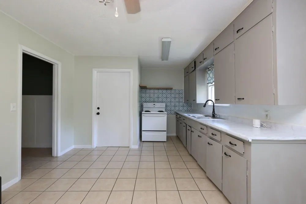 1316 Kathy Avenue Sealy, TX 77474