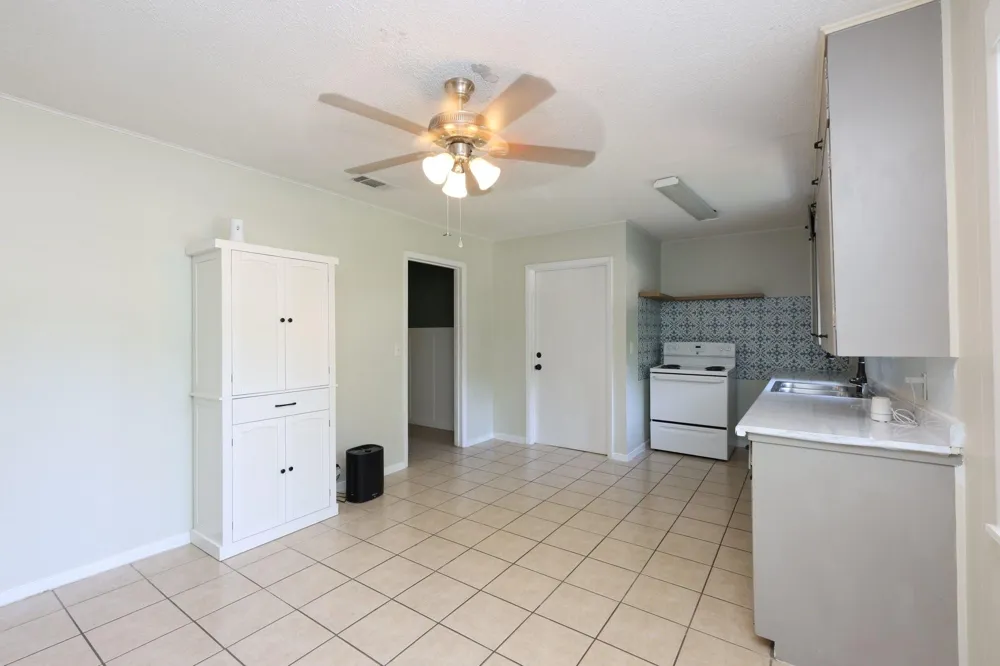 1316 Kathy Avenue Sealy, TX 77474