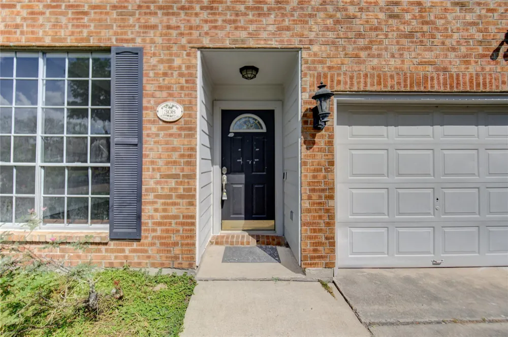 308 Ranch House Road Angleton, TX 77515
