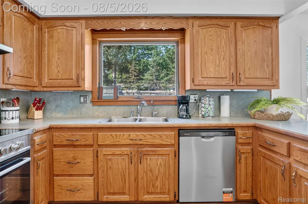 8144 Kenwick Drive White Lake Charter Township, MI 48386