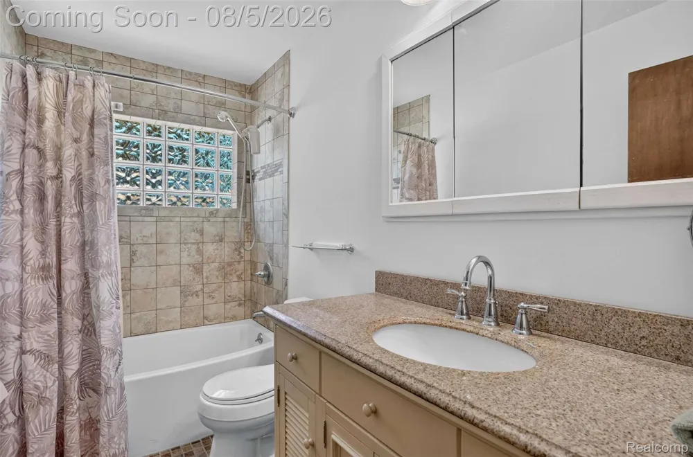 8144 Kenwick Drive White Lake Charter Township, MI 48386