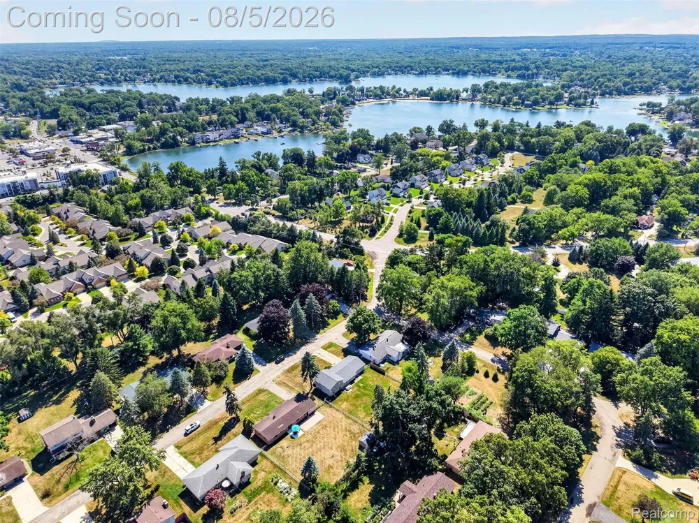 8144 Kenwick Drive White Lake Charter Township, MI 48386