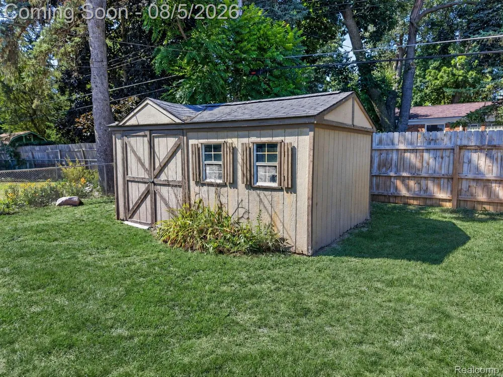 8144 Kenwick Drive White Lake Charter Township, MI 48386