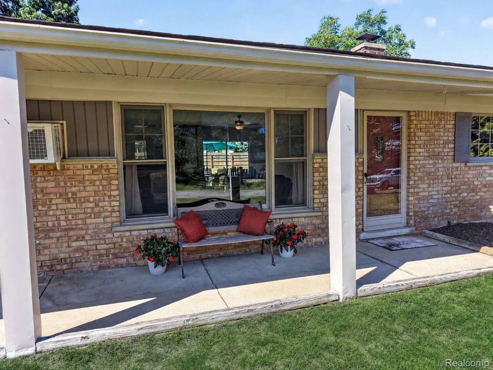 8144 Kenwick Drive White Lake Charter Township, MI 48386