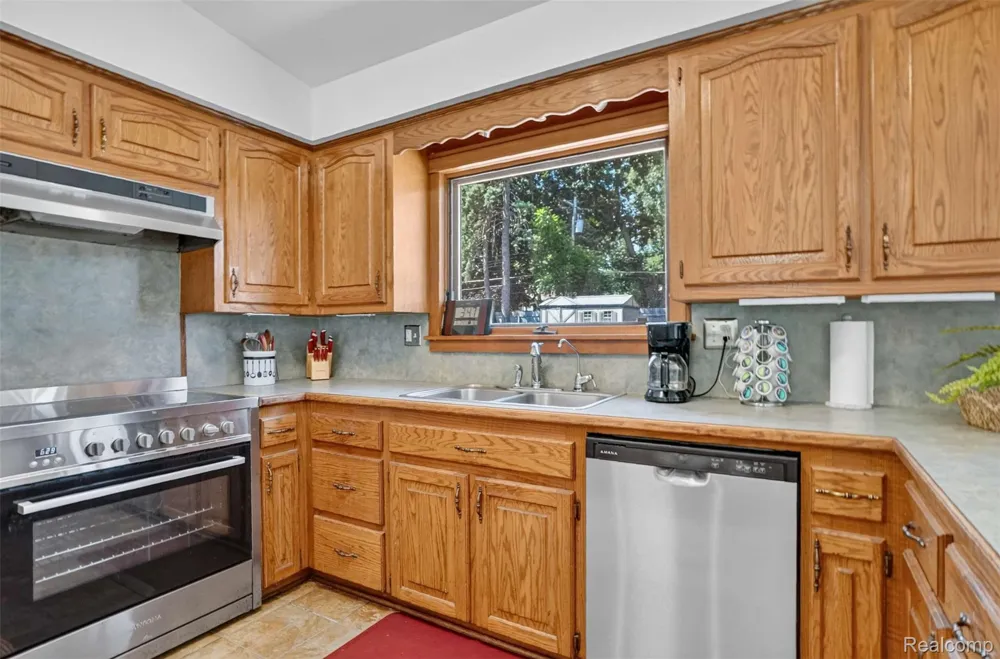 8144 Kenwick Drive White Lake Charter Township, MI 48386