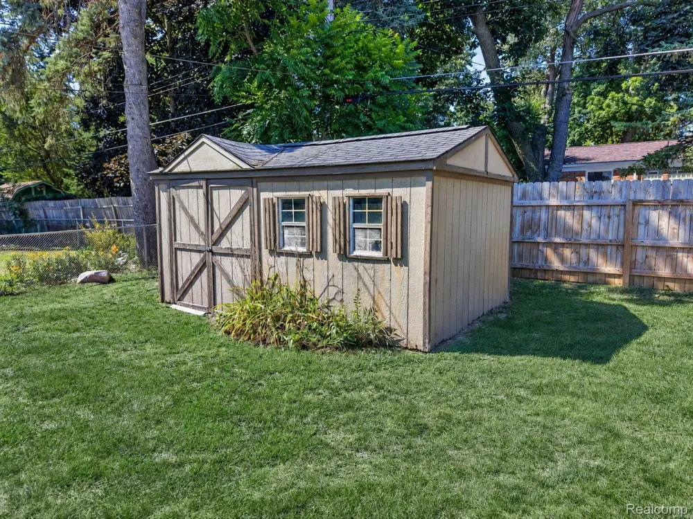 8144 Kenwick Drive White Lake Charter Township, MI 48386