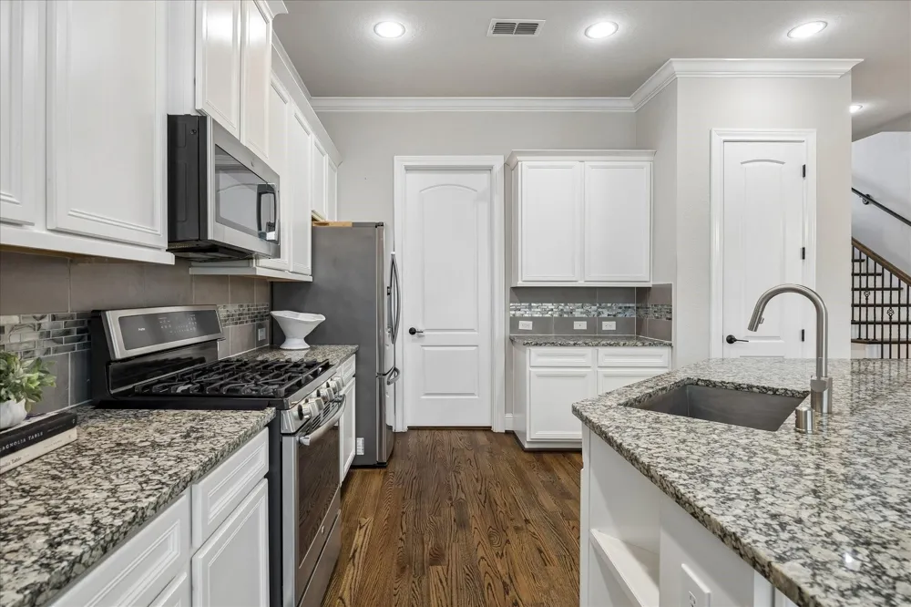 1704 Oak Leaf Pass Drive Houston, TX 77055