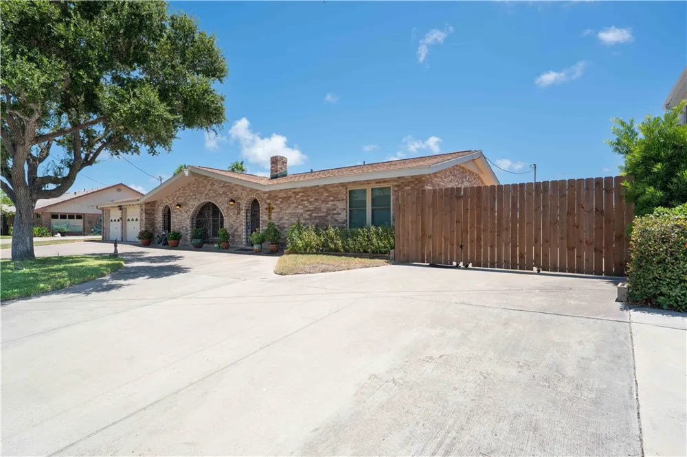 3313 Laguna Shores Corpus Christi, TX 78418