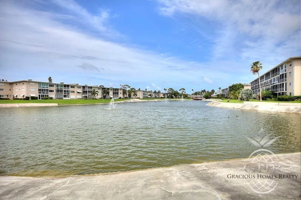 2566 S Garden Drive S #202 Lake Worth, FL 33461