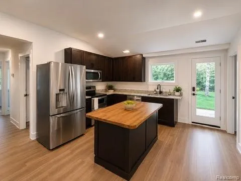 11076 Beryl Drive White Lake Charter Township, MI 48386
