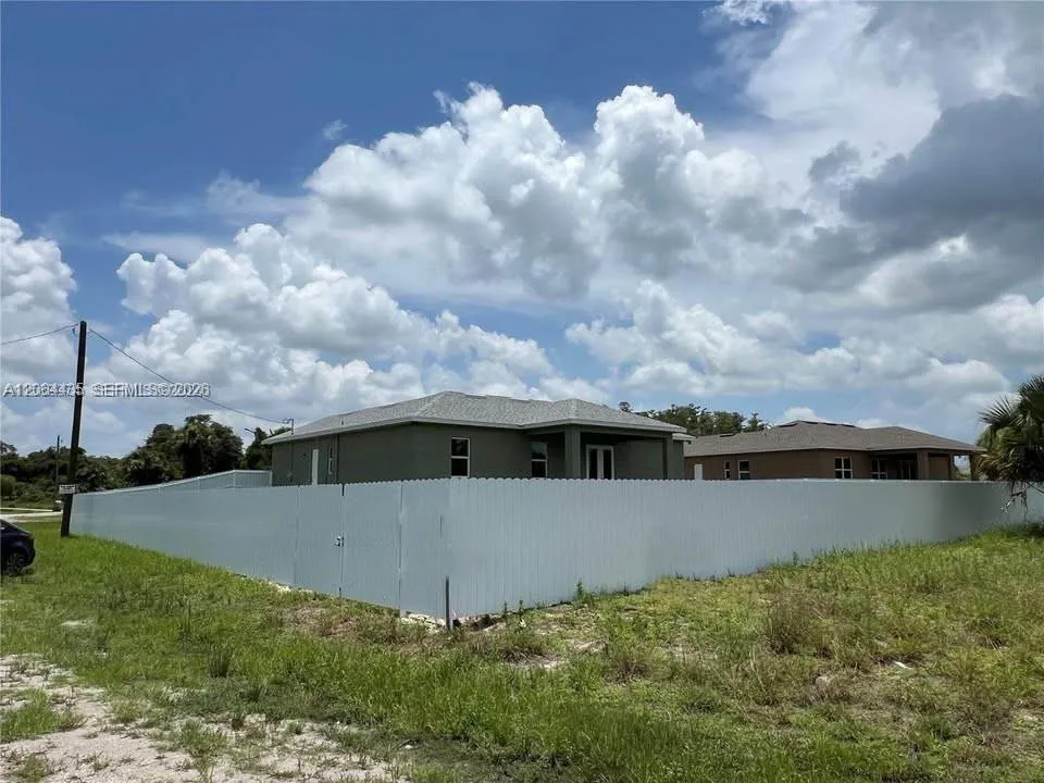 1133 LEADER ST La Belle, FL 33935