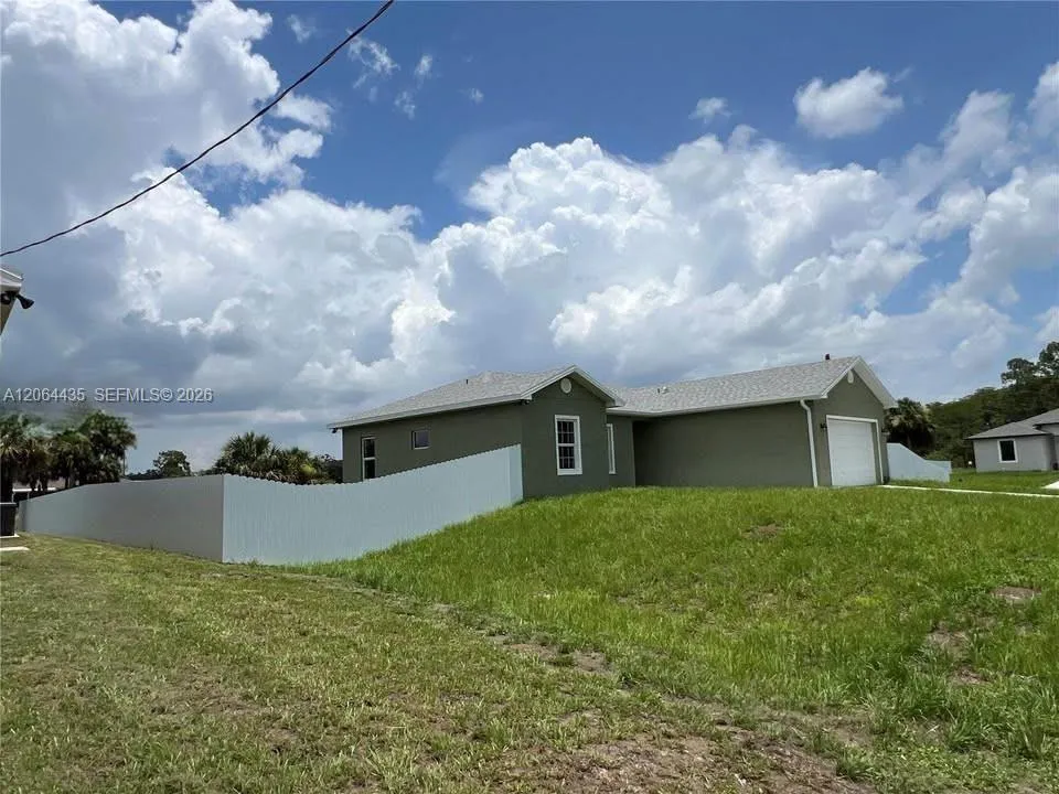 1133 LEADER ST La Belle, FL 33935