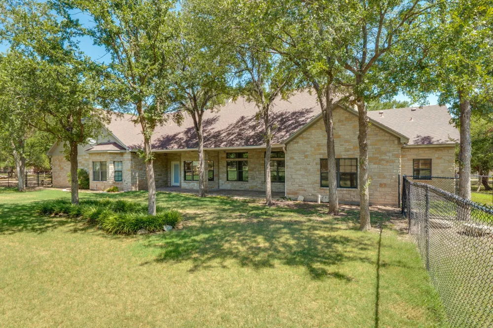 735 Winding Trail Crawford, TX 76638
