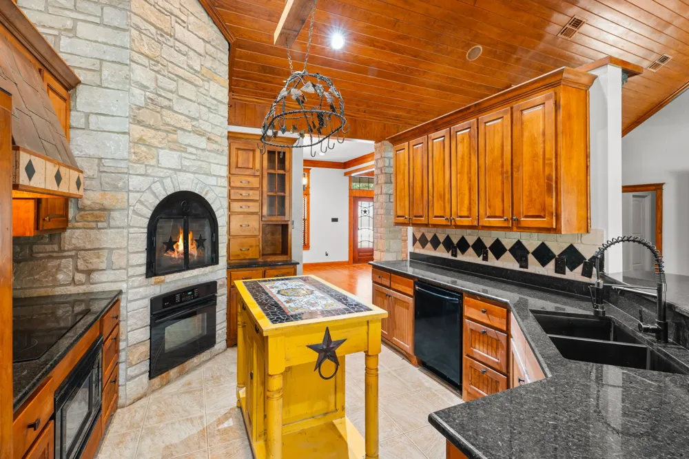 735 Winding Trail Crawford, TX 76638