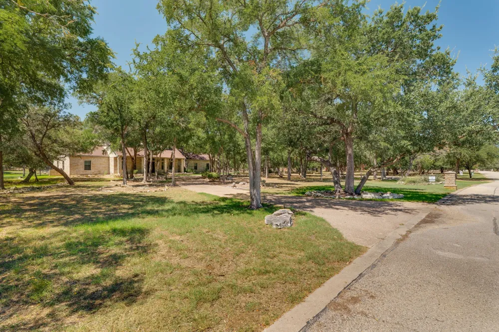 735 Winding Trail Crawford, TX 76638