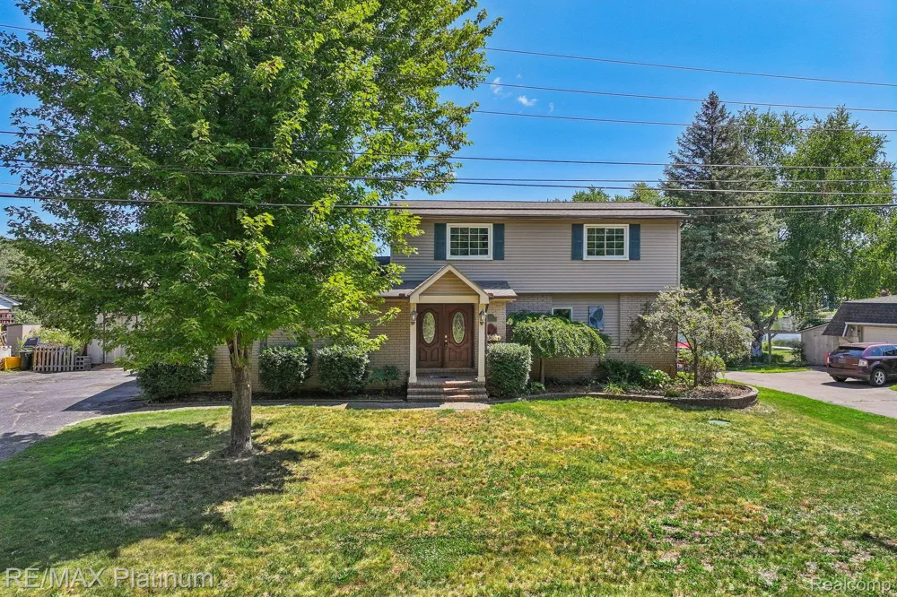 881 Bogie Lake Road White Lake Charter Township, MI 48383