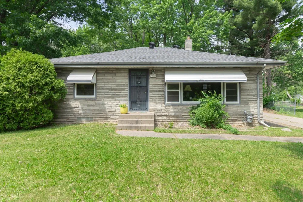1751 Larpenteur Avenue E Maplewood, MN 55109