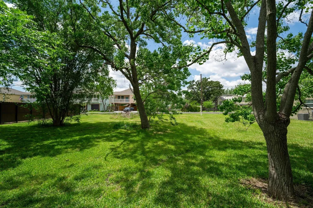 402 Bay Oaks Drive La Porte, TX 77571