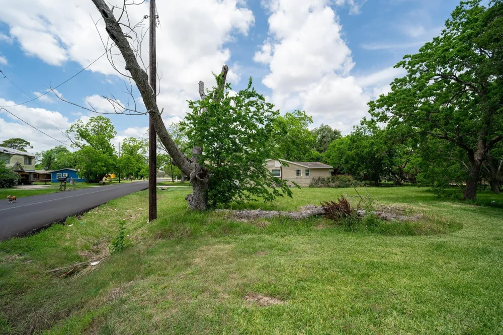 402 Bay Oaks Drive La Porte, TX 77571