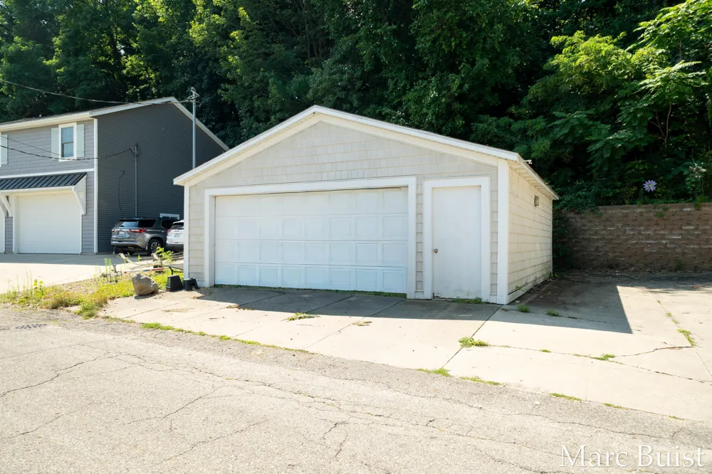 421 Lake Drive Caledonia, MI 49316