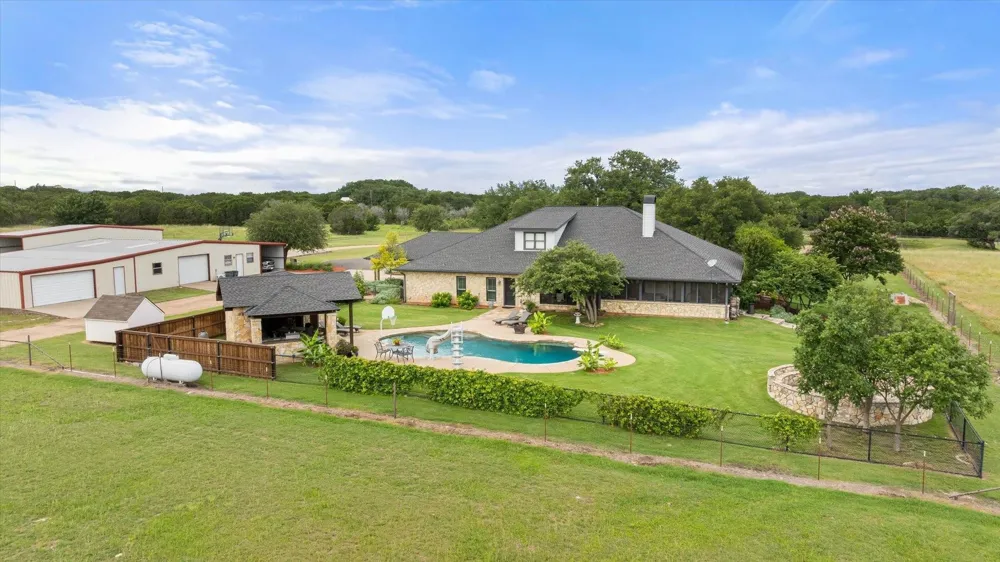 2560 Shady Oaks Circle Glen Rose, TX 76043