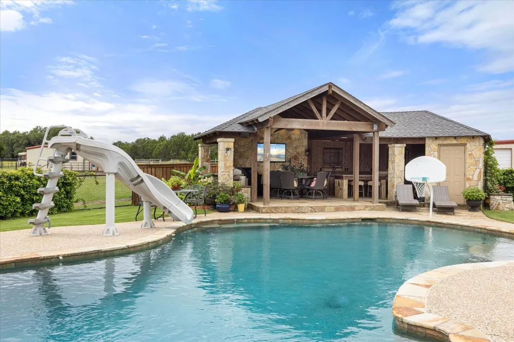 2560 Shady Oaks Circle Glen Rose, TX 76043
