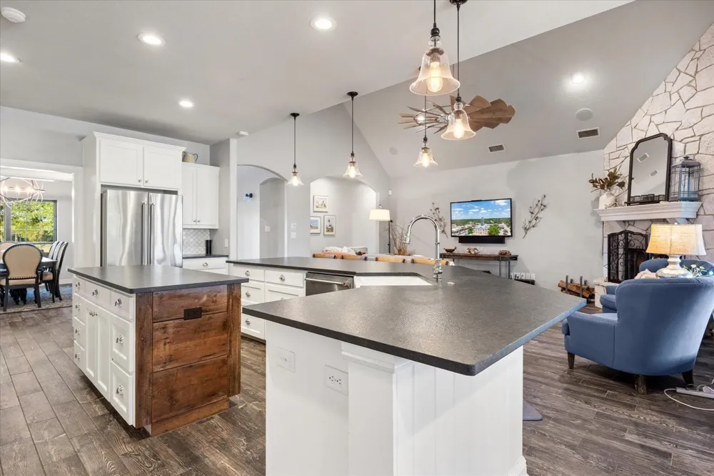 2560 Shady Oaks Circle Glen Rose, TX 76043