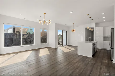 438 Selden Street #401