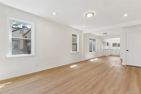329 W Muir Avenue