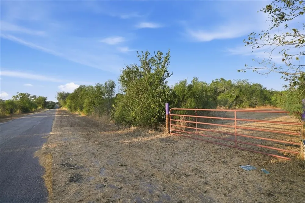8251 CR 106 Beeville, TX 78102