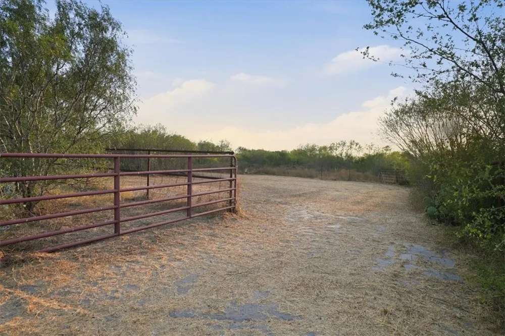 8251 CR 106 Beeville, TX 78102