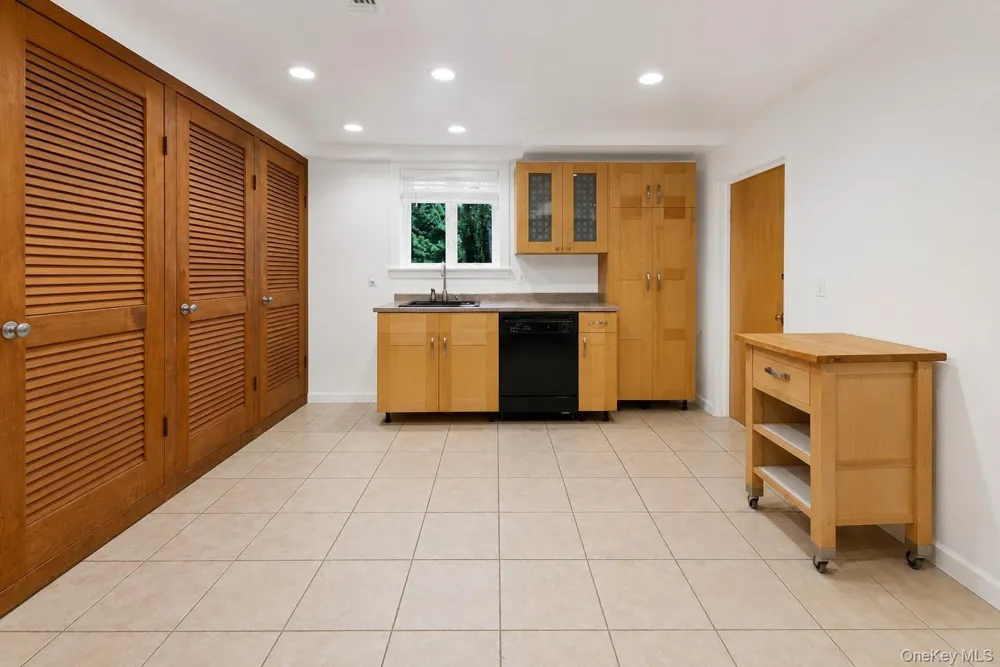 236 Westlake Drive Valhalla, NY 10595