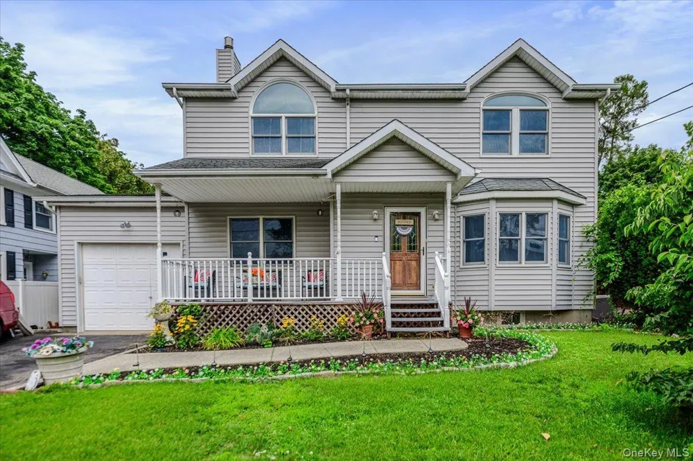 13 Meadow Lane Bayville, NY 11709