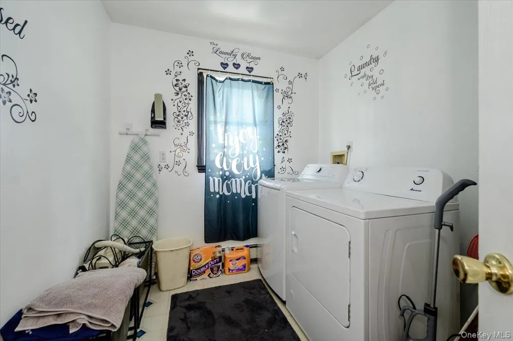 13 Meadow Lane Bayville, NY 11709
