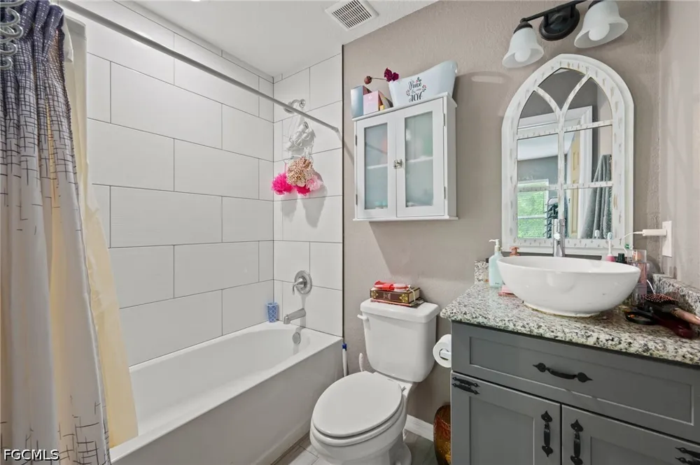 Dania Circle Labelle, FL 33935