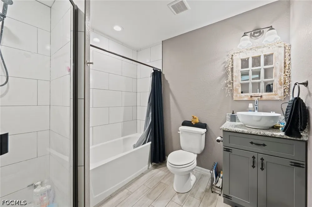 Dania Circle Labelle, FL 33935